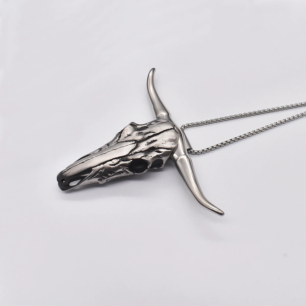Bull head pendant necklace clasp with detachable horns - Western-style decoration